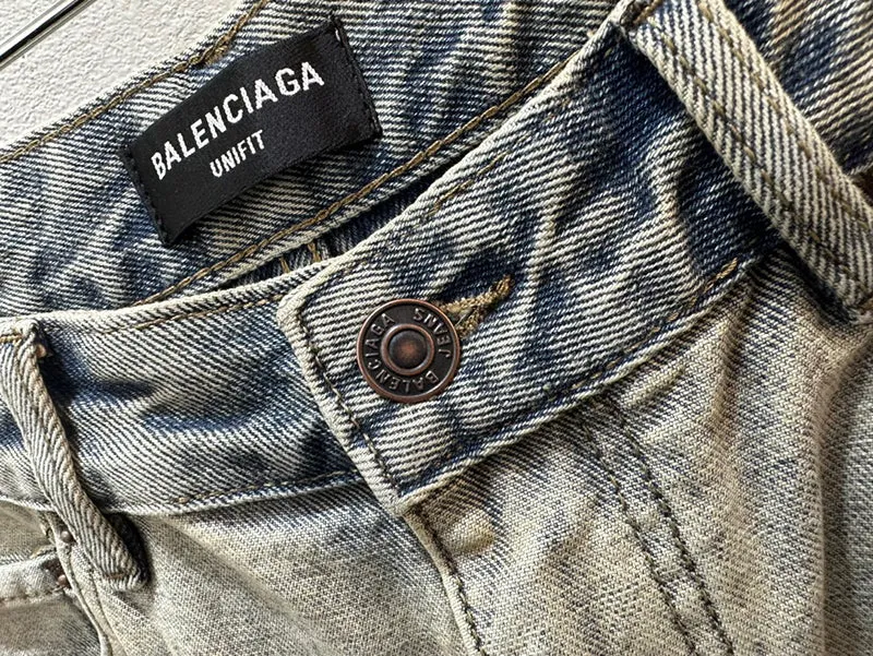 Balenciaga Logo-patch Faded Tapered Jeans In Blau