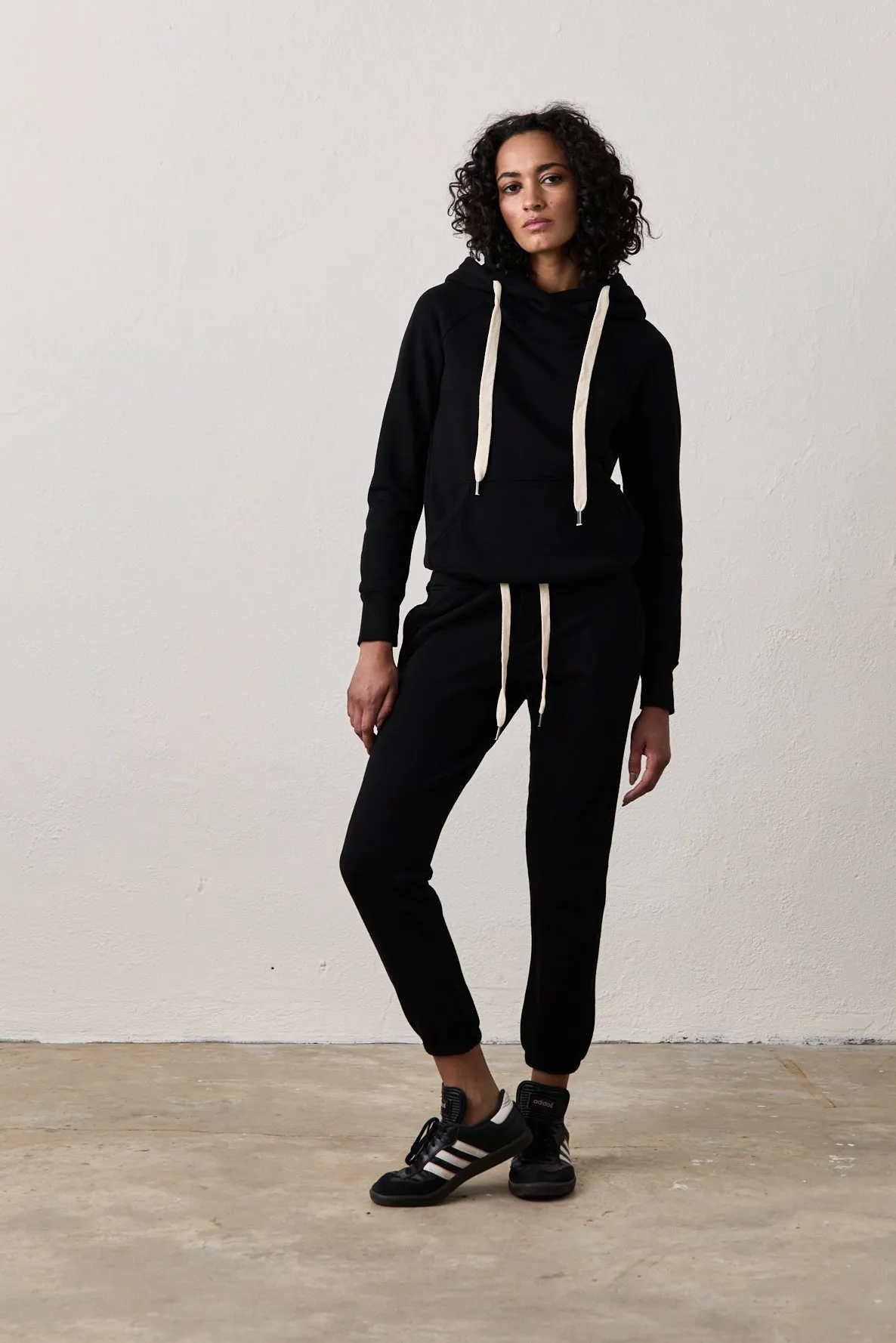 LISSE FITTED PULLOVER HOODY / BLACK